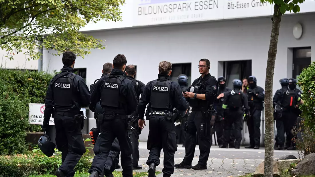 Der Jugendliche soll am 5. September an dem Berufskolleg zunächst eine Lehrerin mit einem Messer schwer verletzt und danach einem ihm fremden Mann in den Rücken gestochen haben. (Archivbild) - Bild: Federico Gambarini/dpa