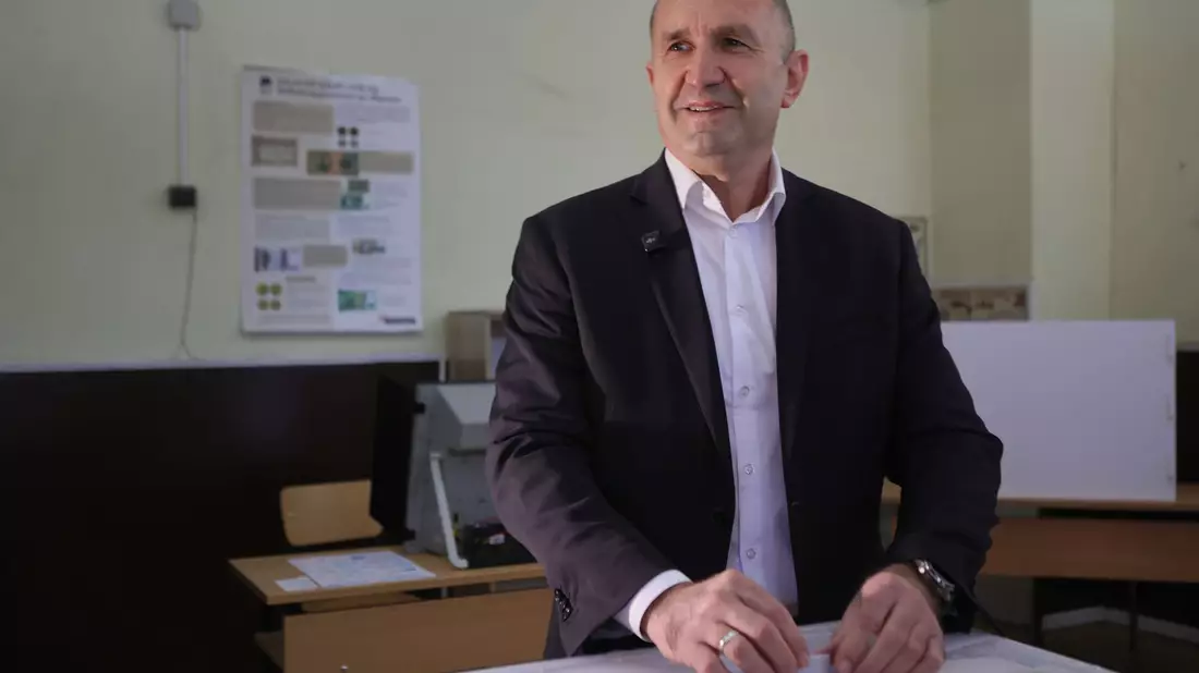 Bulgariens Ex-Präsident Radew steht mit seinem Bündnis vor einem deutlichen Sieg.  - Bild: Valentina Petrova/AP/dpa