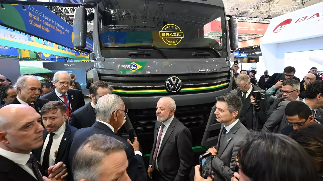 Lula schaut sich am VW-Stand einen Lkw aus brasilianischer Produktion an.  - Bild: Julian Stratenschulte/dpa
