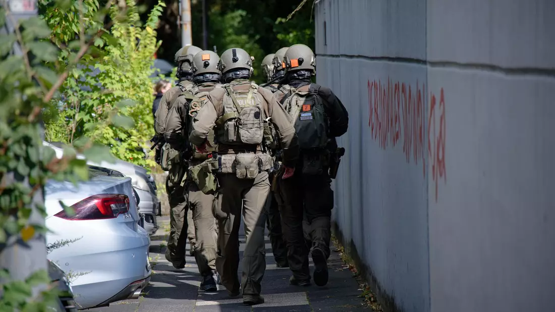 Nach dem Angriff an der Schule konnte der Täter zunächst flüchten. (Archivbild) - Bild: Henning Kaiser/dpa