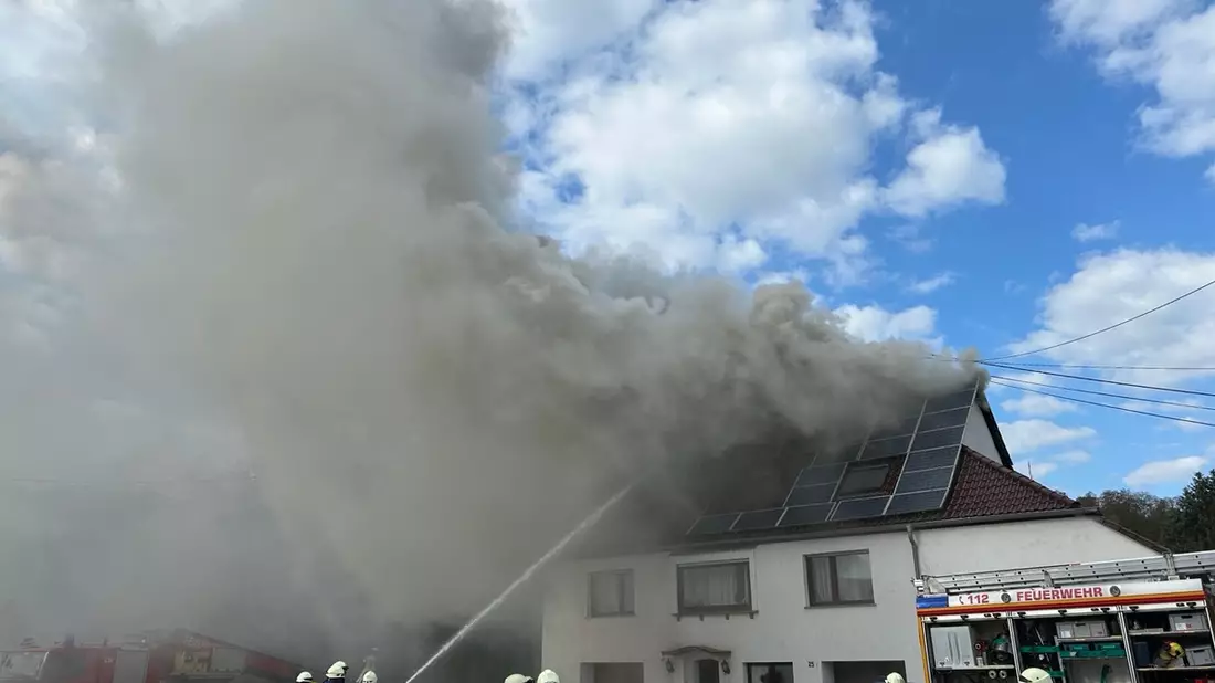 POL-PIKUS: Dachstuhlbrand in Glan-Münchweiler - Bewohner verletzt gerettet - Bild: presseportal.de