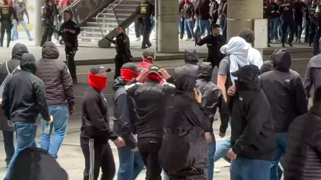 Vor dem Spiel des FC Bayern gegen den VfB Stuttgart kam es zu einer Schlägerei zwischen rivalisierenden Fans. - Bild: -/EinsatzReport24/dpa