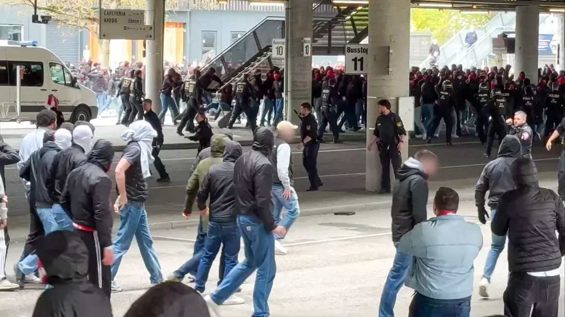 Fans von Bayern und Stuttgart liefern sich eine Schlägerei in der Nähe der Allianz Arena. - Bild: -/EinsatzReport24/dpa
