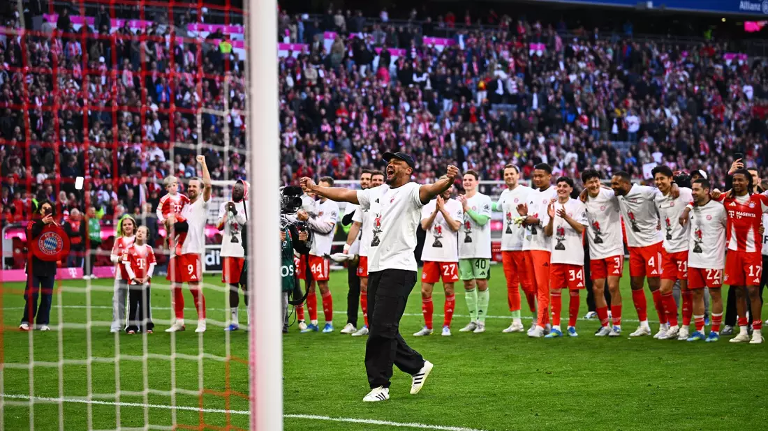 Vincent Kompany geht nach der gewonnenen Meisterschaft aus sich heraus. - Bild: Tom Weller/dpa