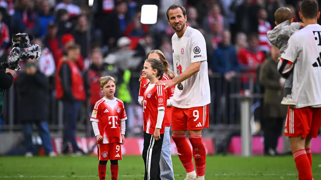  Harry Kane genießt seine zweite Meisterschaft mit dem FC Bayern mit seinen Kindern. - Bild: Tom Weller/dpa