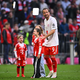  Harry Kane genießt seine zweite Meisterschaft mit dem FC Bayern mit seinen Kindern. - Foto: Tom Weller/dpa