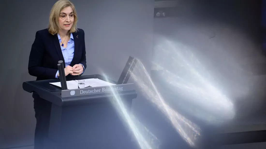 Ministerin Warken wirbt für ihre Sparvorschläge und erntet breite Proteste. (Archivbild)  - Bild: Bernd von Jutrczenka/dpa