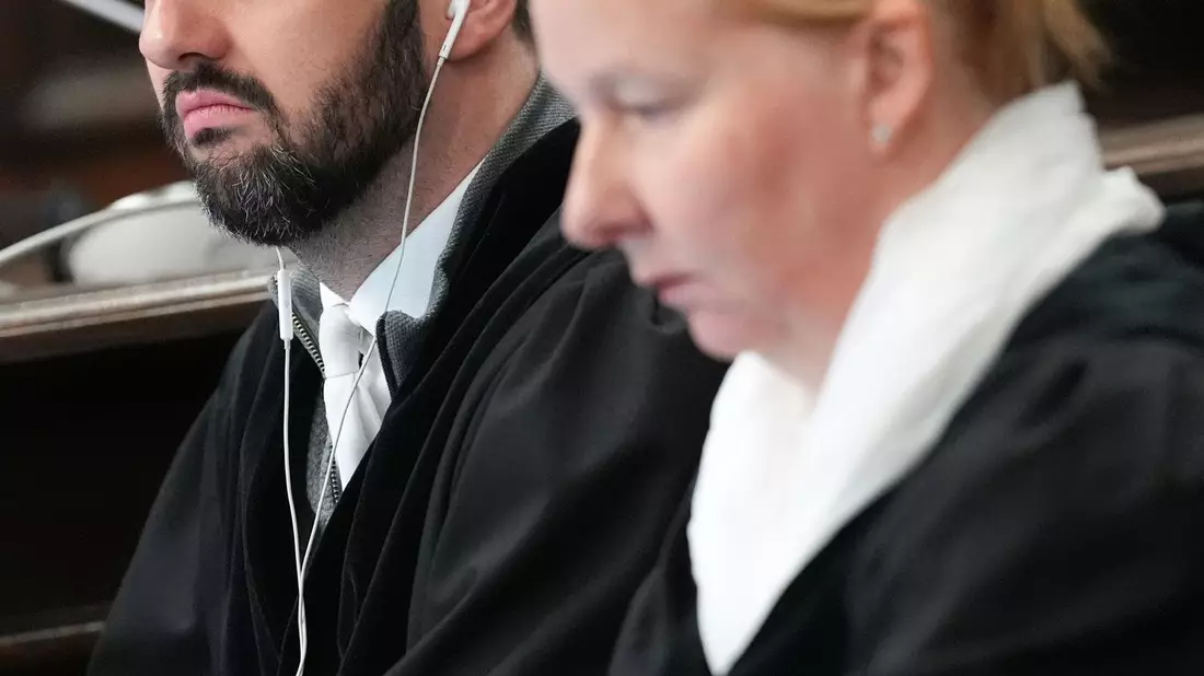 Die Staatsanwaltschaft ist von der Schuld der insgesamt sieben Angeklagten überzeugt. - Bild: Marcus Brandt/dpa Pool/dpa