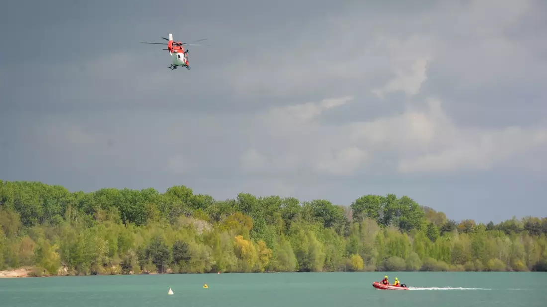 Startschuss für die luftgestützte Wasserrettung in und um Dortmund / DRF Luftrettung trainiert lebensrettende Einsätze über Wasser - Bild: presseportal.de