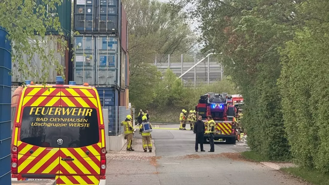 FW Bad Oeynhausen: Feuer auf Gelände eines Entsorgungsbetriebes in der Dieselstraße - Bild: presseportal.de