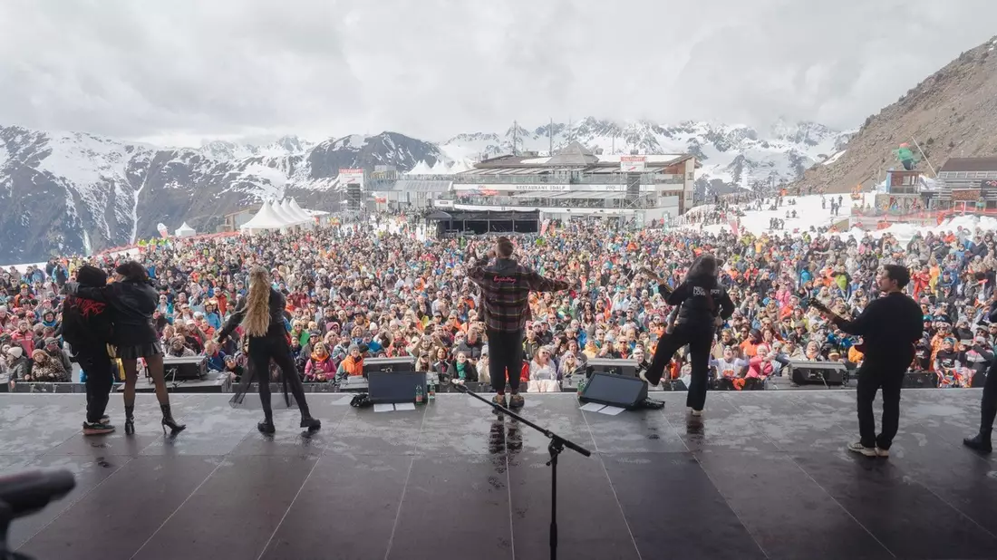 Zwischen Wetterkapriolen und Schlagergefühlen hoch über den Silvretta Alps: Ben Zucker lässt die Idalp beben - Bild: presseportal.de