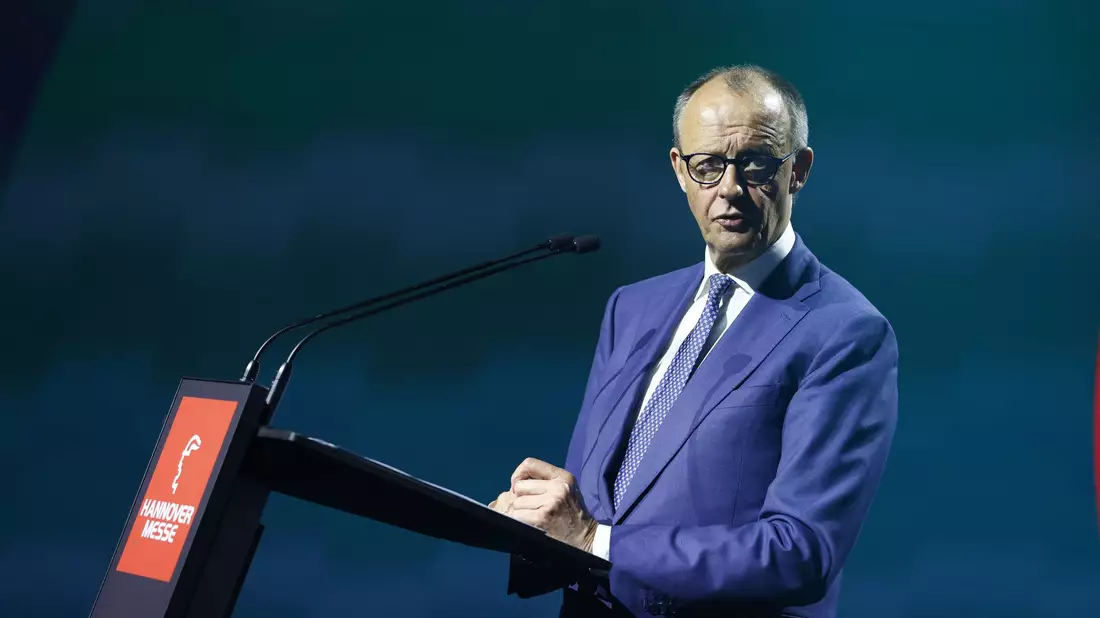 Kanzler Merz muss sich auf der Messe auch Kritik aus der Industrie anhören. - Bild: Moritz Frankenberg/dpa