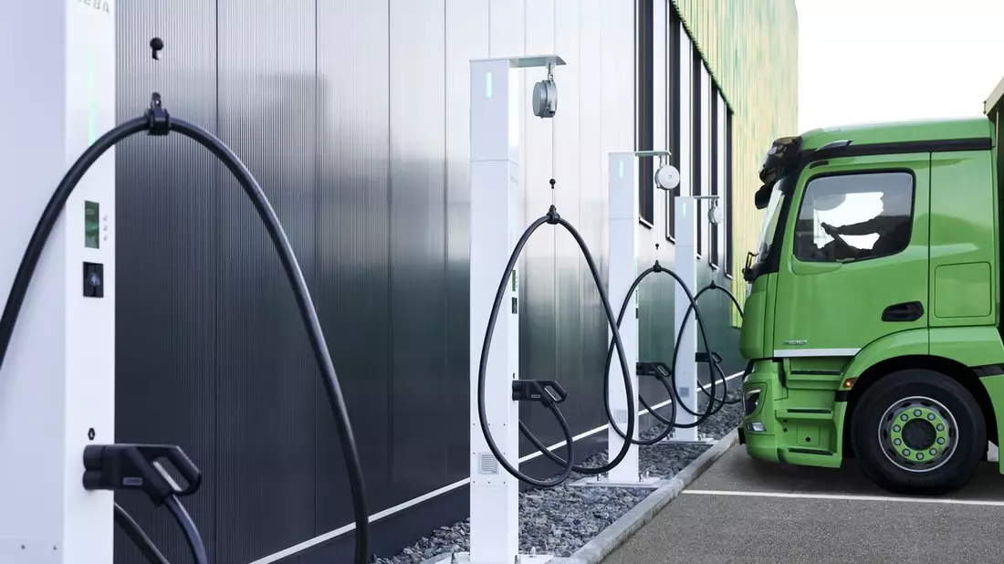 Depotladen als Schlüssel für den zuverlässigen Betrieb elektrischer LKW-Flotten - Bild: presseportal.de