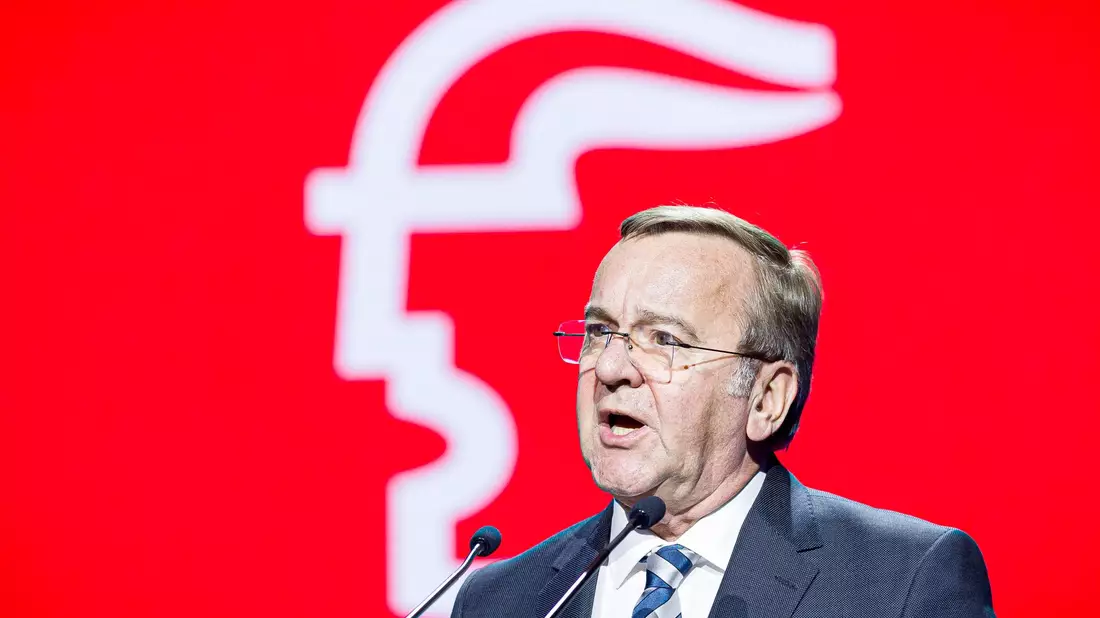 Pistorius auf der Hannover Messe – dass ein Bundesverteidigungsminister auf der weltgrößten Industrieschau spricht, ist ungewöhnlich. - Bild: Moritz Frankenberg/dpa