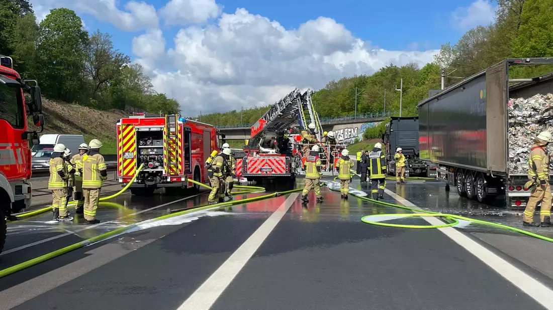 FW-GL: Brennender LKW auf der BAB 4 - Einsatz in Fahrtrichtung Köln - Bild: presseportal.de