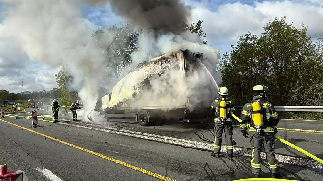 FW-WRN: LKW in Vollbrand auf der Autobahn 1 - Bild: presseportal.de