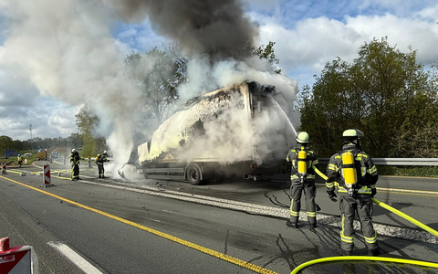 FW-WRN: LKW in Vollbrand auf der Autobahn 1 - Foto: presseportal.de