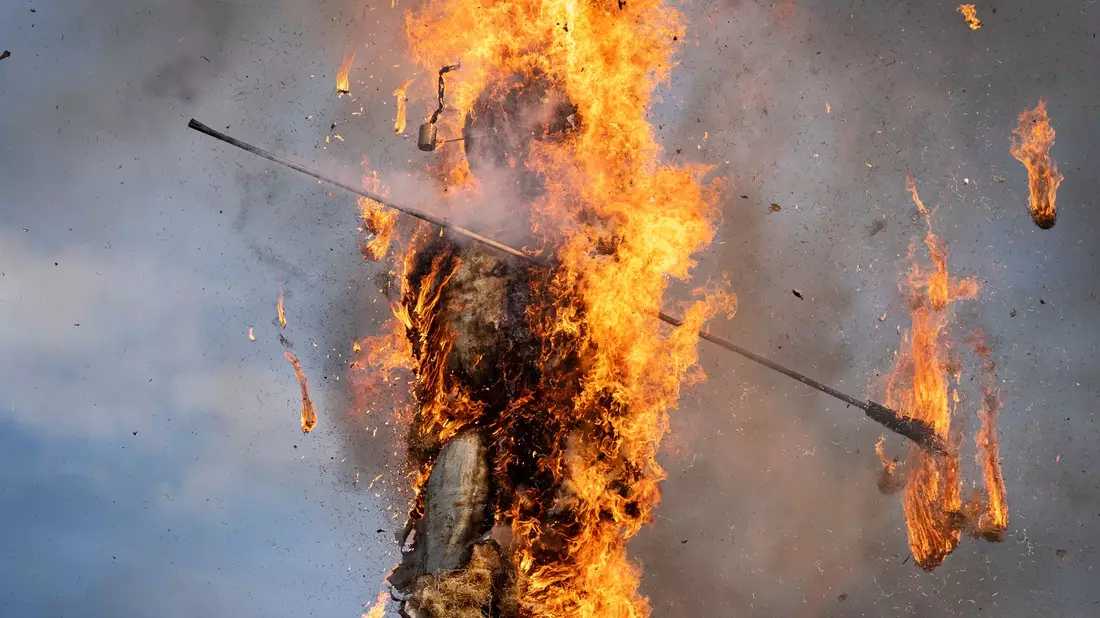 Die schnelle Explosion des Bööggs verspricht einen guten Sommer - Bild: Claudio Thoma/KEYSTONE/dpa