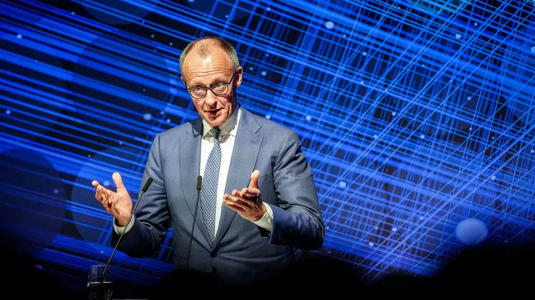 Der Kanzler stimmt die Bürger auf grundlegende Veränderungen bei der Rente ein.  - Bild: Kay Nietfeld/dpa
