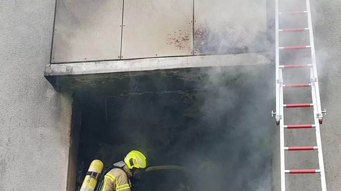 FW Hannover: Verletzte Katze nach Feuer auf einem Balkon - Bild: presseportal.de