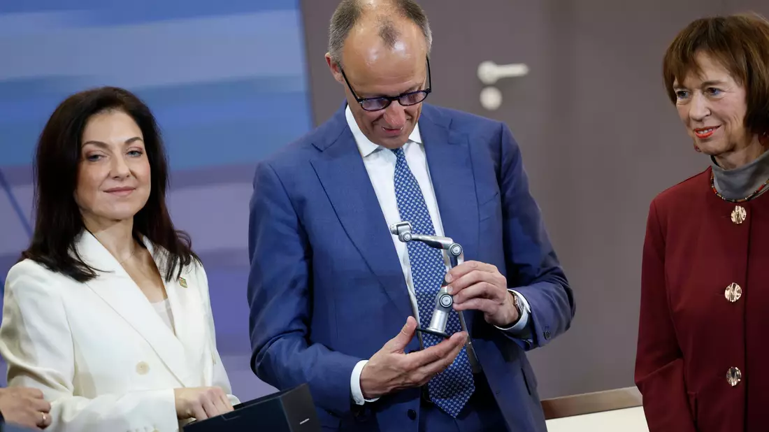 Sehen die Versorgung gesichert - Bundeskanzler Friedrich Merz und seine Wirtschaftsministerin Katherina Reiche (l). - Bild: Michael Matthey/dpa