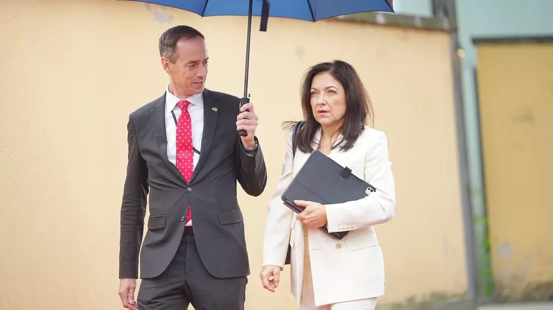 Nach den Worten von Wirtschaftsministerin Reiche geht es unter anderem darum, die Raffineriekapazitäten hochhalten zu können. - Bild: Michael Kappeler/dpa