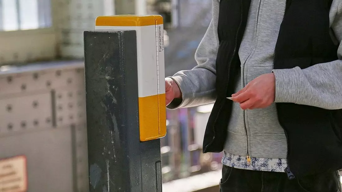 Fahrgast stempelt Fahrkarte ab (Archiv) - Bild: via dts Nachrichtenagentur