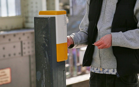 Fahrgast stempelt Fahrkarte ab (Archiv) - Foto: via dts Nachrichtenagentur
