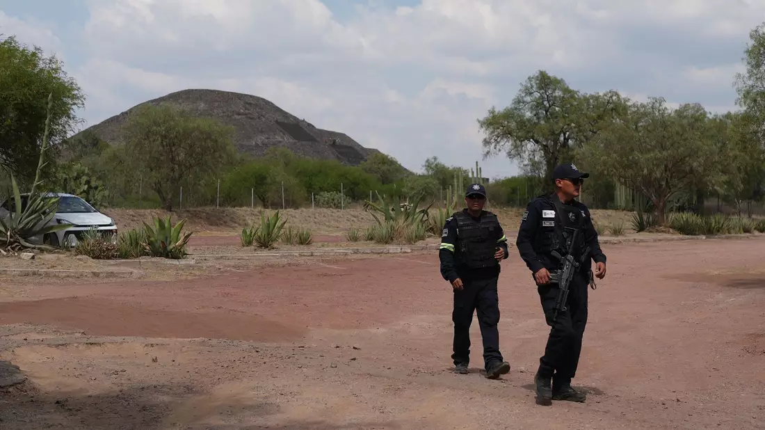 Polizisten patrouillieren vor den Pyramiden, nachdem ein Bewaffneter in Teotihuacan das Feuer eröffnet hat. - Bild: Eduardo Verdugo/AP/dpa