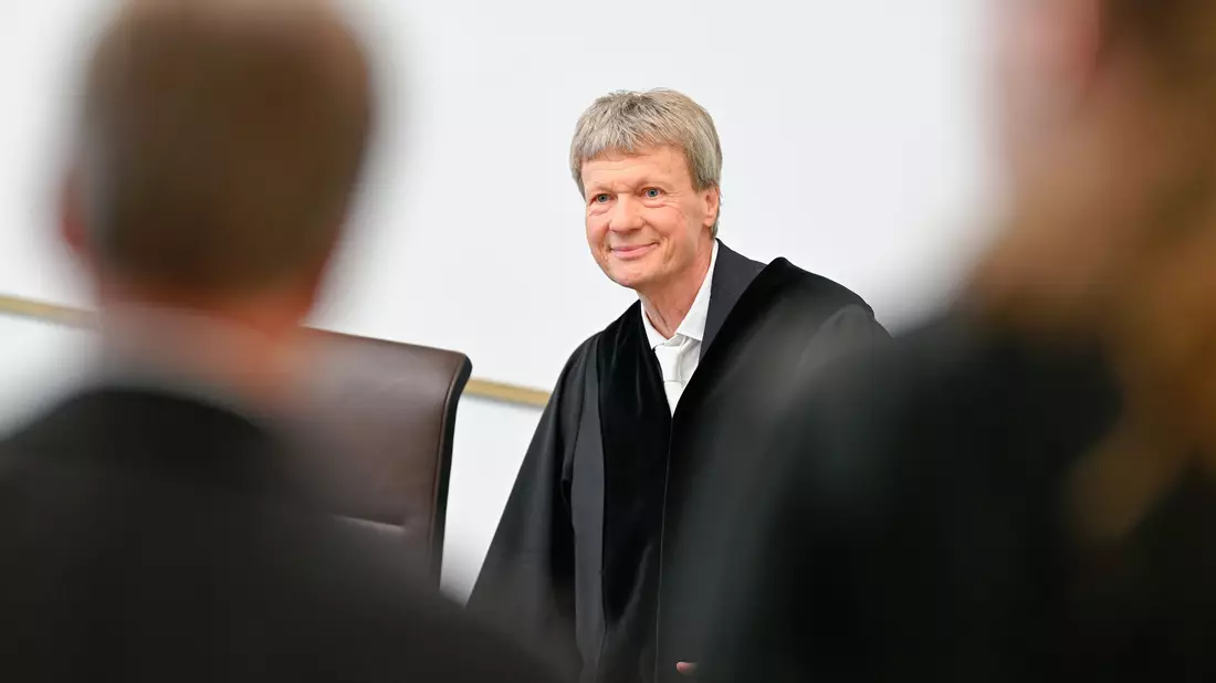 Richter Martin Morlock führt die Verhandlung. (Archivbild) - Bild: Uwe Anspach/dpa