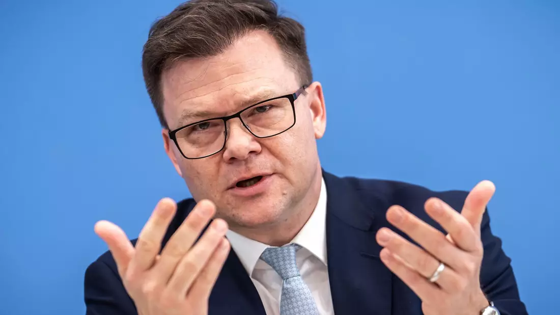 Umweltminister Carsten Schneider eröffnet am Dienstag den Petersberger Klimadialog. (Archivbild) - Bild: Michael Kappeler/dpa