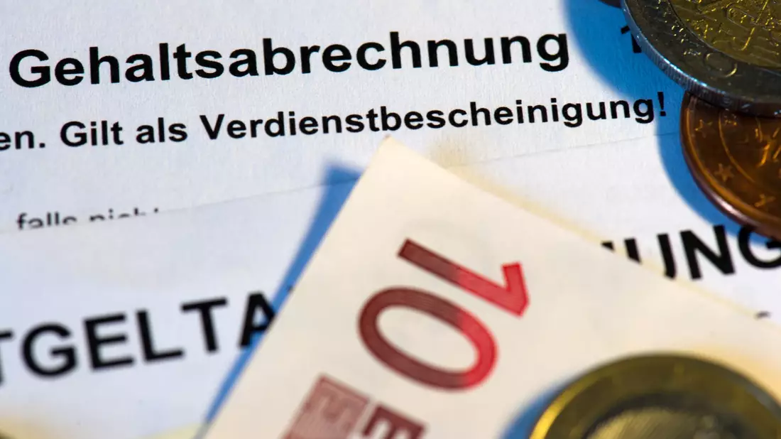 Zwischen Ost und West klafft weiterhin eine Lohnlücke von fast 21 Prozent. (Symbolbild) - Bild: Arno Burgi/dpa-Zentralbild/dpa
