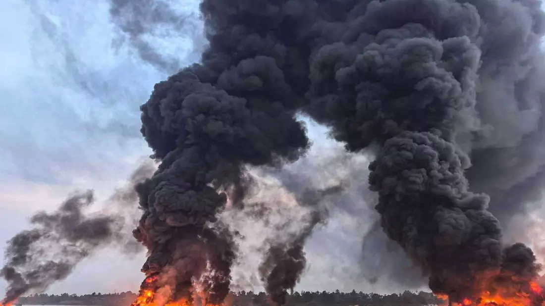 Zahlreiche Schiffe gingen in Flammen auf. - Bild: Sai Aung/HNA/dpa