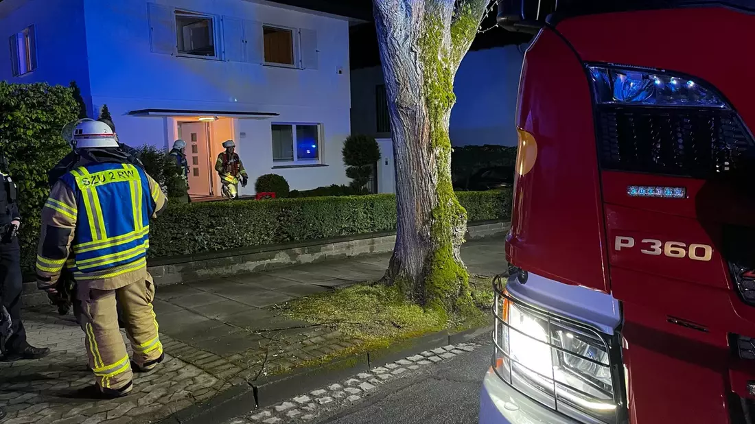 FF Bad Salzuflen: Chemische Reaktion in einem Abfluss ruft Feuerwehr auf den Plan / Ein Mensch von Rettungsdienst betreut - Bild: presseportal.de