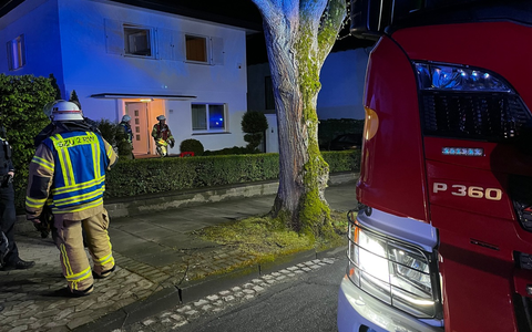 FF Bad Salzuflen: Chemische Reaktion in einem Abfluss ruft Feuerwehr auf den Plan / Ein Mensch von Rettungsdienst betreut - Foto: presseportal.de