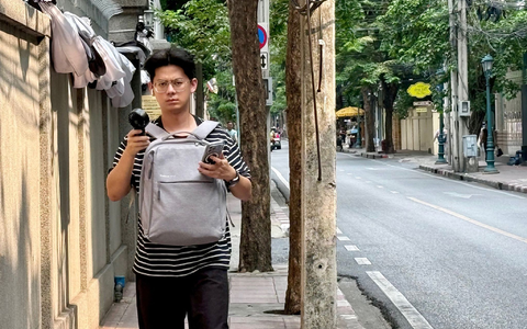 Viele nutzen Handventilatoren, um sich die Hitze auszuhalten. - Foto: Carola Frentzen/dpa