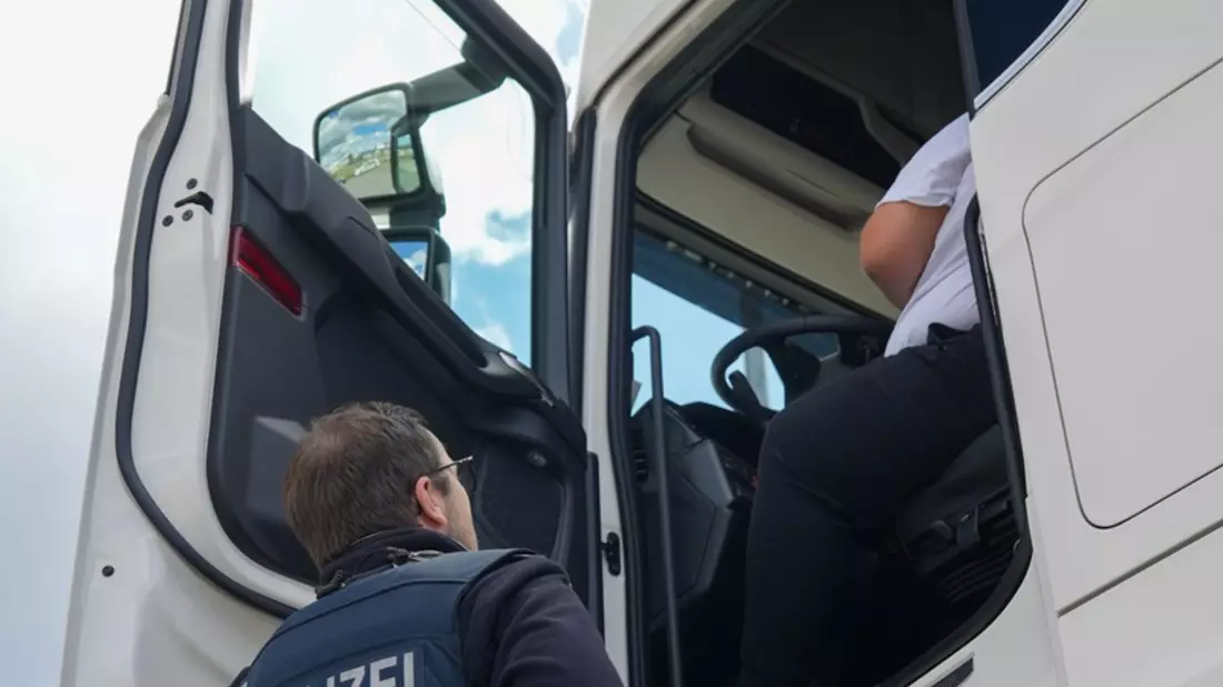 POL-DA: Kreis Groß-Gerau: Rund 180 Einsatzkräfte kontrollieren Verkehr/259 Ordnungswidrigkeiten, 17 Straftaten und 541 Geschwindigkeitsverstöße - Bild: presseportal.de