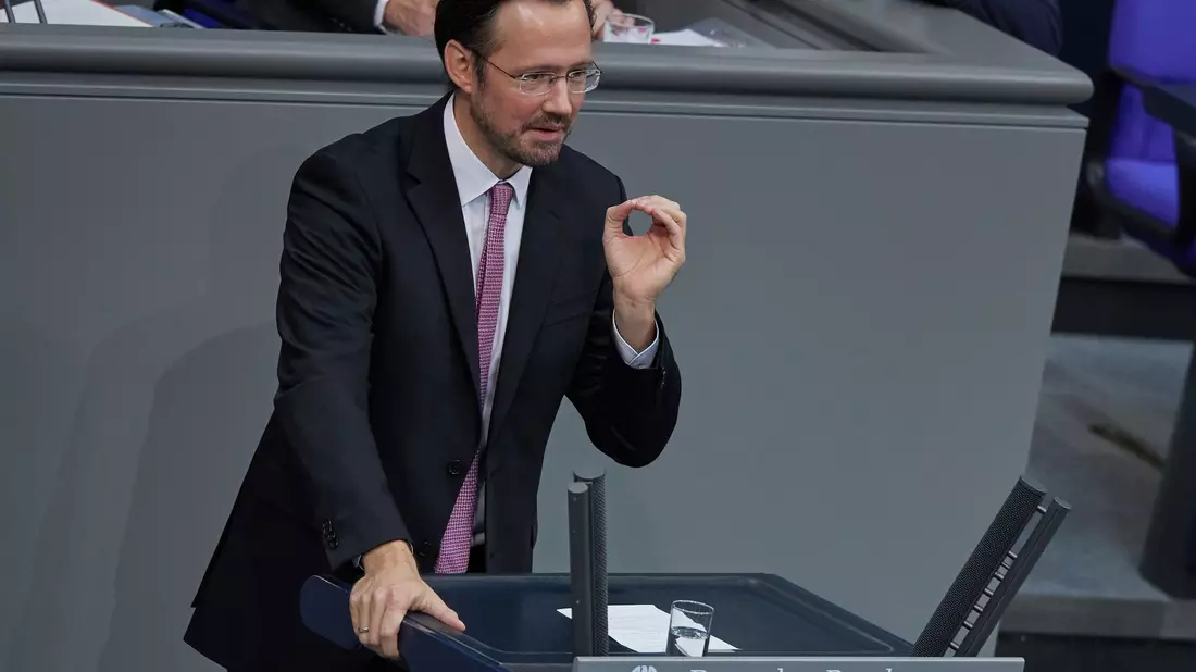 Die gesetzliche Rentenversicherung könne nicht nur eine Basisabsicherung ermöglichen, sagt Dirk Wiese. (Archivbild) - Bild: Jörg Carstensen/dpa