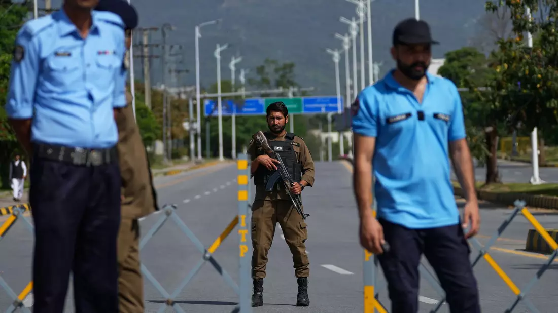 In Pakistans Hauptstadt Islamabad wurden mit Blick auf mögliche neue Verhandlungen zwischen den USA und dem Iran bereits die Sicherheitsvorkehrungen verstärkt. - Bild: Anjum Naveed/AP/dpa