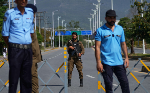 In Pakistans Hauptstadt Islamabad wurden mit Blick auf mögliche neue Verhandlungen zwischen den USA und dem Iran bereits die Sicherheitsvorkehrungen verstärkt. - Foto: Anjum Naveed/AP/dpa