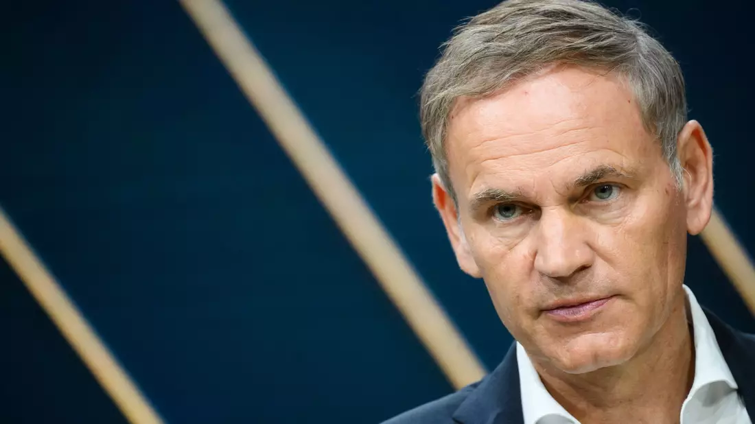 Überkapazitäten seien langfristig nicht tragfähig, sagt VW-Chef Oliver Blume. (Archivbild)  - Bild: Julian Stratenschulte/dpa