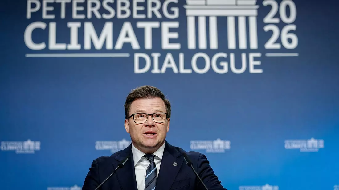 Umweltminister Carsten Schneider hat den Petersberger Klimadialog eröffnet. - Bild: Kay Nietfeld/dpa