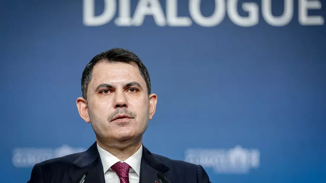 Der türkische Umweltminister Murat Kurum bereitet die nächste Weltklimakonferenz vor. - Bild: Kay Nietfeld/dpa