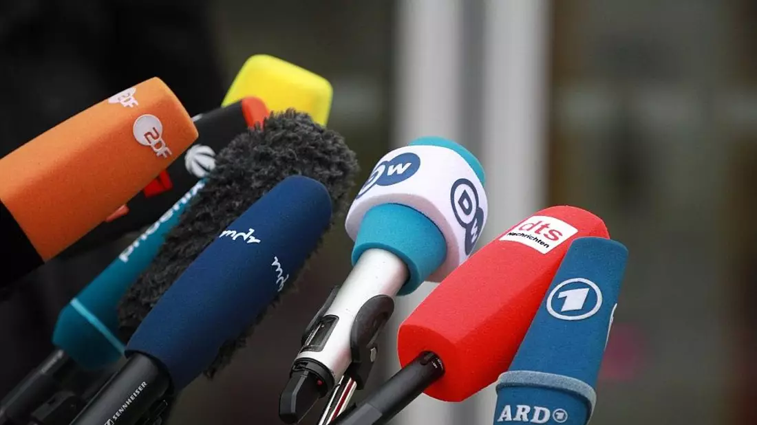 Mikrofone von Journalisten (Archiv) - Bild: via dts Nachrichtenagentur