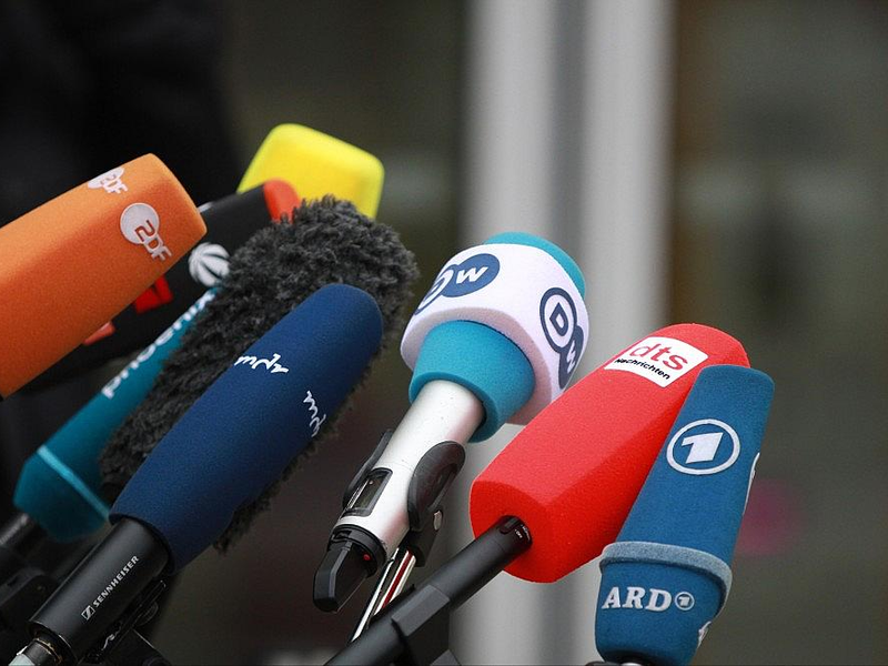 Mikrofone von Journalisten (Archiv) - Foto: via dts Nachrichtenagentur