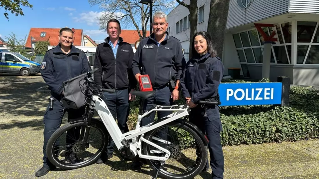 POL-OF: Erfolgreiche Fahrradcodieraktion: 112 Zweiräder codiert; Golf zerkratzt: Wer hat etwas gesehen? und Suche nach gestohlener Aprilia: Wer hat etwas beobachtet? - Bild: presseportal.de