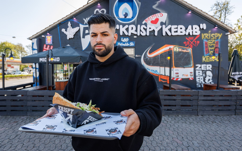 Dönerketten-Chef Sergen Kolcu vor einer seiner Filialen in Bielefeld. - Foto: Friso Gentsch/dpa