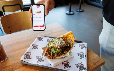 Zwei Mal Krispy Kebab: einmal auf dem Smartphone in der KFC-App und einmal auf einem Tablett in einer Krispy-Kebab-Filiale. - Foto: Friso Gentsch/dpa