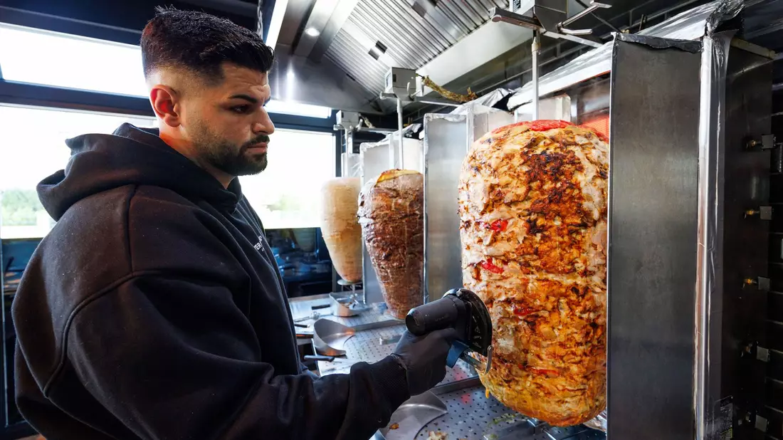 Firmenchef Sergen Kolcu bei der Arbeit. - Bild: Friso Gentsch/dpa