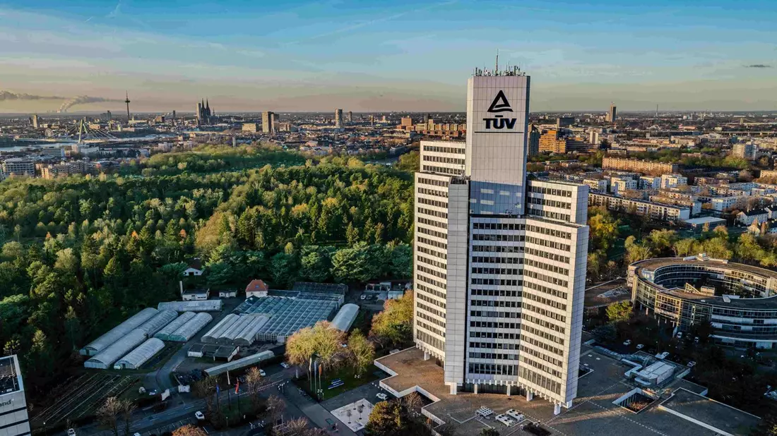 Unternehmensbilanz 2025: TÜV Rheinland wächst weltweit und macht neue Technologien sicher / TÜV Rheinland erzielt Umsatz von 2,98 Milliarden Euro / Investitionen und neue Arbeitsplätze - Bild: presseportal.de
